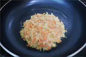 土豆丝鸡蛋饼：十五分钟左右就能完成口感香脆，可以搭配其他食材图片
