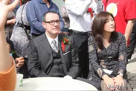 德国人威尔逊：我不会给中国妻子买房子，我们在尝试正确的婚姻观图片
