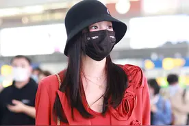 关晓彤机场超高调！穿红色短裤套装展现大长腿，腿精名副其实图片