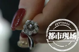 江西女子花72000买的“金伯利”钻戒，才戴了10天，钻石就掉了图片