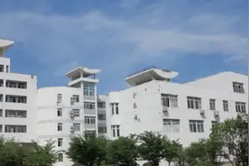 江苏一中学男老师私闯女生宿舍掀被子？涉事男老师回应视频封面