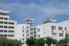 江苏一中学男老师私闯女生宿舍掀被子？涉事男老师回应视频封面