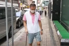 59岁许晋亨独自拄拐看诊，步履蹒跚健康引人担忧，不见太太李嘉欣图片