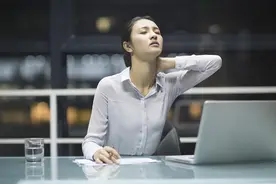 颈椎酸疼难忍，一个小动作就能治！图片