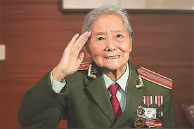 51岁老妇第一次前往美国，餐厅经理认出了她，紧紧握住她的手图片