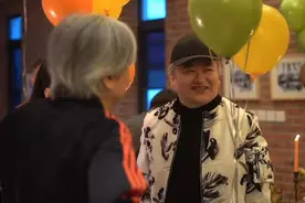 三宝与小25岁娇妻为女儿庆生，刘欢携妻罕露面，毛阿敏热情吻孩子图片