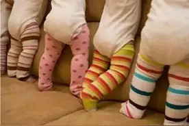 为啥宝宝会变成O型腿？除了尿不湿没选对，这几点宝妈也别忽视图片