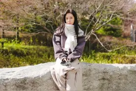 41岁的秋瓷炫不显老？身穿无帽衫卫衣配浅灰色百褶裙，少女感十足图片