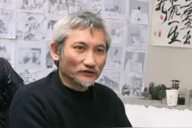 71岁名导徐克与女友深夜约会，牵手搭肩显亲密，女方染白发太抢镜图片