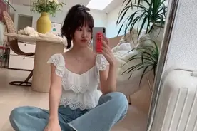 终于相信陈赫眼光！张子萱牛仔裤搭镂空上衣，少女感十足图片