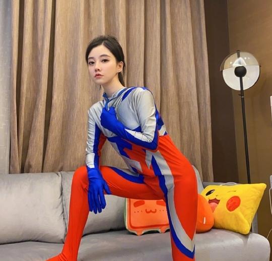 冯提莫宅家cos奥特曼，一脚踩在沙发上，看清腿型女粉皱起眉头