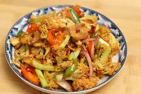 炒花菜时，切记别直接下锅炒，多加一步，花菜脆嫩入味又好吃图片