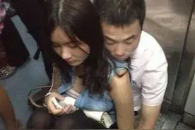 又一对地铁胆大情侣，女子坐男子大腿上，网友：快嫁了吧！图片