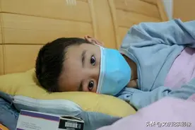 8岁男孩身患重病，治疗须拔光牙齿，他不哭不闹，令父母心如刀绞图片