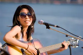 哈尔滨女歌手曲婉婷，进外国上流圈子，母亲贪污3.5亿图片