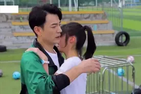 李光洁遭强吻花絮曝光，被90后小花亲吻好无奈，胡可还在旁起哄？图片