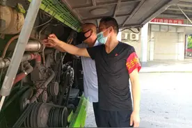 这个喜欢“打望”的驾驶员 十二年零事故零违章零投诉图片