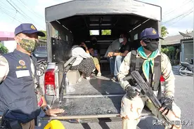 赌瘾难戒！泰国赌徒无视疫情聚众赌博遭突查图片