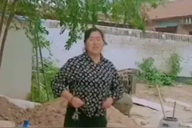 大衣哥给儿子建豪宅却遭举报！村民投诉其违章，大舞台也因此关门图片