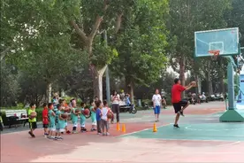 七言《趣看小童学练篮球》图片