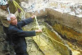 老汉修缮自家茅厕，意外帮了大忙，专家：苦寻多年的古墓终于出现图片