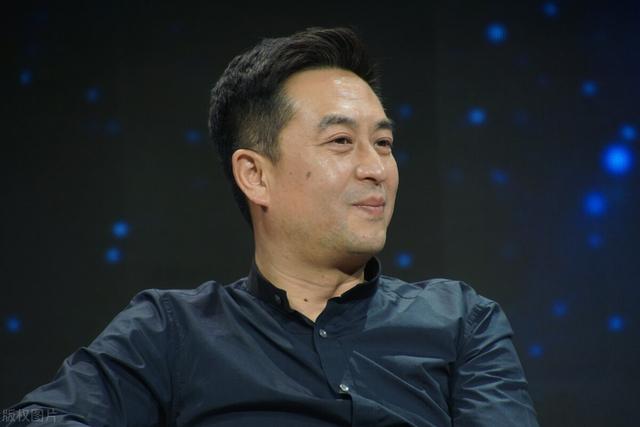 张嘉译50岁后的发型告诉我们,国字脸留小背头,显年轻更有男人味