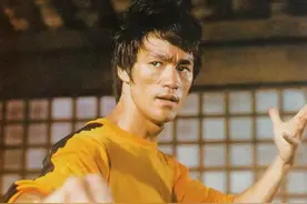 李小龙为将中国功夫发扬光大，不仅拼命努力，还切除了汗腺图片