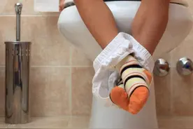 2岁宝宝不愿拉粑粑，这是“肛欲期”到了，三招正确应对图片