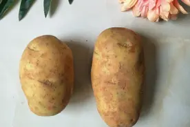 一张纸去土豆皮，削皮刀竟然输给一张纸，快速轻松还不费劲您会吗图片