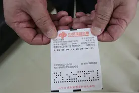 沈阳福彩历史最高奖金得主现身领奖 10元钱惊喜收获2721万元图片