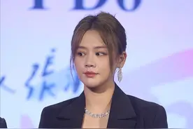 马思纯的“肉肉脸”好精致，怼脸拍无损颜值，穿黑西装好干练图片