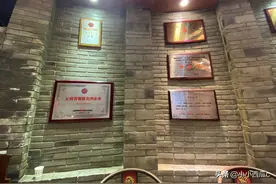 云南昆明最有代表的美食，竟是一只烤鸭，距今已有六百多年的历史图片