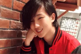 还记得《变形计》李宏毅吗？公开表白赵露思，穿西装撞脸漫画男主图片