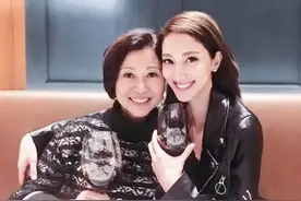 视帝岳母上节目吐心声，曾介意51岁女婿郑嘉颖年纪大，女儿才28岁图片
