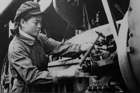 50年代老照片：辽宁省，新中国第一位火车女司机图片