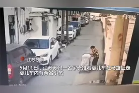 监控拍下崩溃一幕！小孩从婴儿车掉落被轿车碾轧，家长全程毫无察觉图片