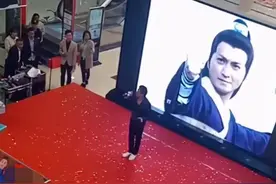 60岁何家劲现身小商演，昔日一线小生已无人识？无人理睬超冷清图片