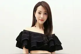 白冰亮相活动造型迷人，露脐装扮尽秀身材显出小心机，人美就不同图片