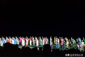 天门中断楚江开，碧水东流至此回图片
