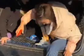 为聚餐俩女子藏后备箱进村 结果因一条朋友圈“暴露”了视频封面