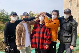 金钟大摸头照来了！吴世勋、朴灿烈穿搭是亮点，像极了村口的大爷图片