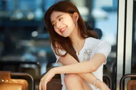 “酒窝脸”已经不流行了，赵露思的“括号笑”才正流行，看着真甜图片