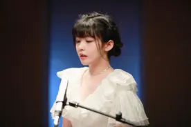 赖美云这颜值想不红都难，穿V领蕾丝裙配齐刘海，美成清纯少女图片