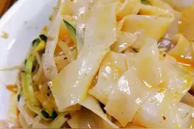 电饼铛做凉皮，原来如此简单，不用洗面不用蒸，出锅瞬间流口水了图片
