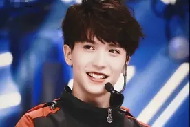 塌房队又添一人！23岁男星被站姐曝床照，凌晨相约还要女方付钱图片