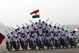 58人骑一辆摩托车，还能各种花式表演，为何印度阅兵钟爱摩托？图片