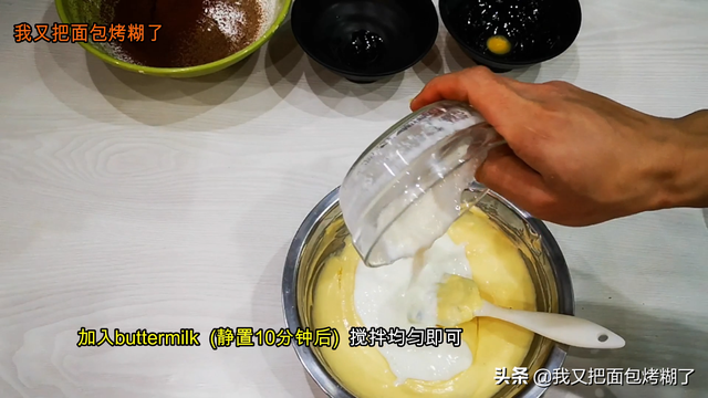 红丝绒蛋糕是什么材料做的（烘焙师教你做红丝绒蛋糕）