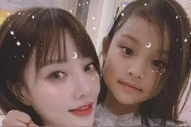 李小璐贾乃亮因陪女儿再相聚，气氛融洽交流许久，给甜馨开心坏了图片