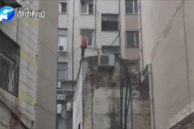 男孩两次想要跳楼，两度被消防员救下！背后原因令人心疼！图片