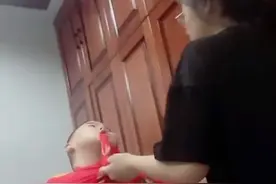 长春一弟弟告状被姐姐揪衣领质问，紧握双拳一脸委屈，好笑又心疼图片